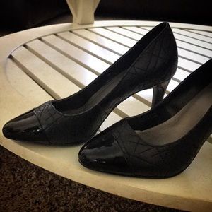 Tahari Black Quilted Pattern Heels